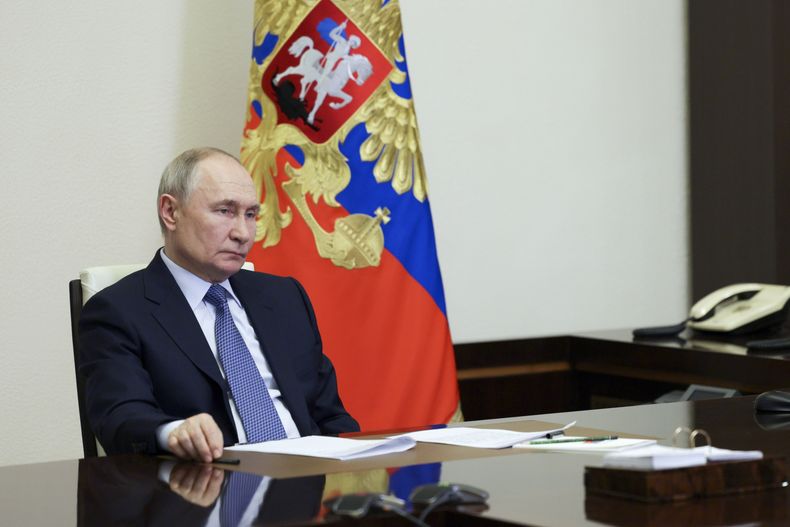 El presidente ruso Vladímir Putin habla con el gobernador de Sebastopol, Mikhail Razvozhayev, en su reunión por teleconferencia en la residencia estatal de Novo-Ogaryovo, en las afueras de Moscú, Rusia, el viernes 14 de febrero de 2025. (Gavriil Grigorov, Sputnik, Kremlin Pool Foto vía AP)