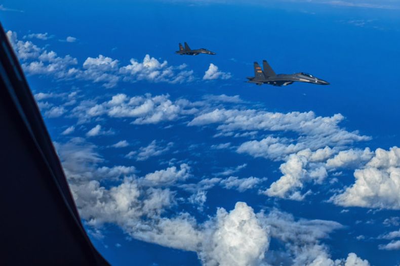 ARRCHIVO - Esta imagen publicada por la Agencia de Noticias Xinhua muestra aviones del Comando Oriental del Ejército Popular de Liberación de China, en ejercicios de combate en torno a la isla de Taiwán, el 7 de agosto de 2022. (Gong Yulong/Xinhua via AP, Archivo)