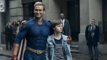 En esta imagen proporcionada por Prime Video, Antony Starr, izquierda, y Cameron Crovetti en una escena de la cuarta temporada de The Boys. (Jasper Savage/Prime Video via AP)