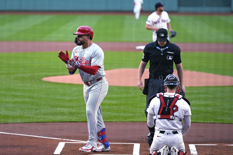 Kyle Schwarber, bateador designado de los Filis de Filadelfia, festeja su jonrón en el inicio del juego ante los Medias Rojas de Boston, el martes 11 de junio de 2024 (AP Foto/Charles Krupa)