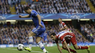americateve | Eden Hazard deja en el camino a Juanfran durante el partido que Atl&eacute;tico de Madrid le gan&oacute; 3-1 a Chelsea en las semifinales de la Liga de Campeones el 30 de abril del 2014 en Londres. Hazard, no obstante, no baj&oacute; a marcar a Juanfran e