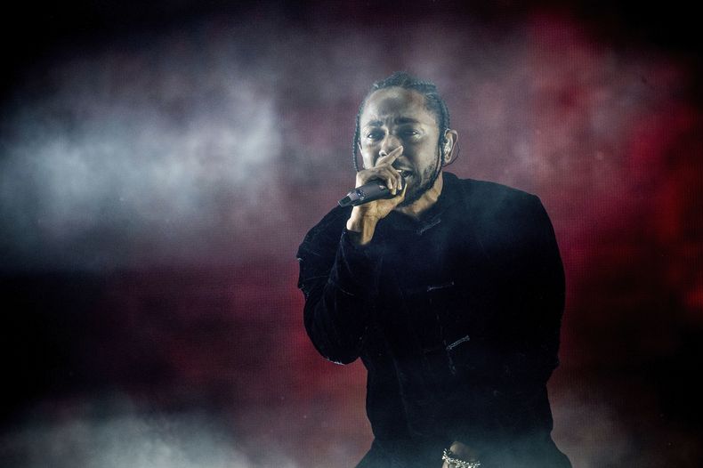 ARCHIVO - Kendrick Lamar se presenta en el Festival de Música y Artes de Coachella en el Empire Polo Club 16 de abril de 2017 en Indio, California. Kendrick Lamar convirtió su concierto Pop Out del Día de la Emancipación en una celebración de la unidad de Los Ángeles. El rapero de 37 años fue el curador de un concierto de tres horas transmitido por streaming con una mezcla de raperos y estrellas emergentes de Los Ángeles, incluidos Dr. Dre y Tyler, The Creator. (Foto Amy Harris/Invision/AP, archivo)