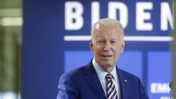 El presidente Joe Biden durante una visita a una compañía de manufactura solar que es parte de su campaña Bidenomics, el jueves 6 de julio de 2023, en West Columbia, Carolina del Sur. (AP Foto/Meg Kinnard)