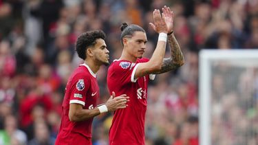 El atacante colombiano Luis Díaz (izquierda) y su compañero uruguayo Darwin Núñez de Liverpool al ser sustituidos durante el partido contra West Ham en la Liga Premier inglesa, el domingo 24 de septiembre de 2023. (AP Foto/Jon Super)