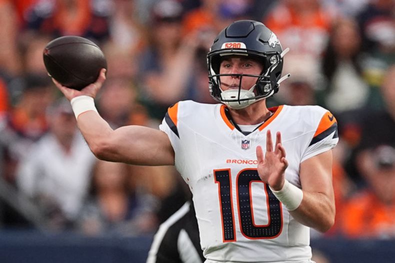 El quarterback Bo Nix (10) de los Broncos de Denver lanza un pase ante los Packers de Green Bay, el viernes 21 de agosto de 2026, en Denver. (AP Foto/David Zalubowski)