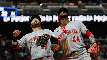El tercera base de los Rojos de Cincinnati, Eugenio Suárez (28), y el campocorto Elly De La Cruz (44) disputan un elevado bateado por Ozzie Albies, de los Bravos de Atlanta, durante la segunda entrada de un partido de béisbol, el martes 22 de septiembre de 2026, en Atlanta. (Foto AP/Erik S. Lesser)