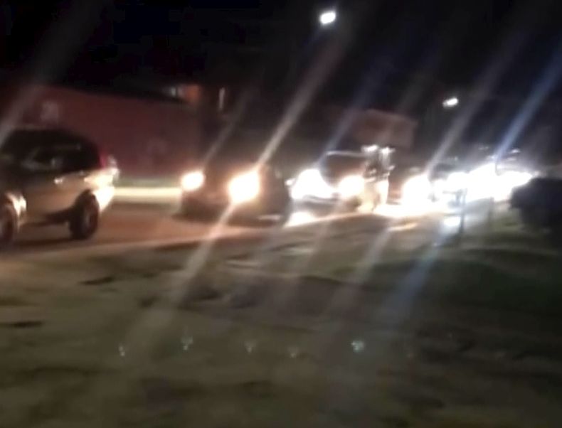 Imagen tomada de video suministrado por Viral Tonganz que muestra vehículos rodando luego que un sismo de magnitud 7,1 sacudió a Tonga, en el océano Pacífico (Viral Tonganz via AP)