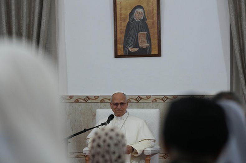 El papa León XIV visita la residencia para ancianos de las Hermanitas de los Pobres en Annaba, Argelia, el martes 14 de abril de 2026, en el segundo día de un viaje apostólico de 11 días por África. (Foto AP/Andrew Medichini, pool)