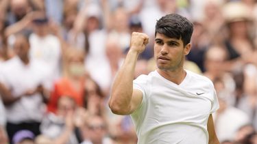 Carlos Alcaraz reacciona tras derrotar a Mark Lajal en la primera ronda del torneo de Wimbledon, el lunes 1 de julio de 2024, en Londres. (AP Foto/Alberto Pezzali)
