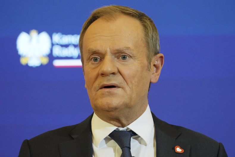 El primer ministro de Polonia, Donald Tusk, ofrece una conferencia de prensa poco después de asumir el gobierno, el miércoles 27 de diciembre de 2023. (AP Foto/Czarek Sokolowski)