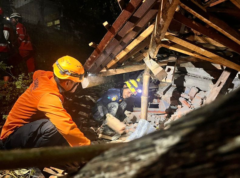 En esta fotografía difundida por la Agencia Nacional de Búsqueda y Rescate de Indonesia el viernes 14 de noviembre de 2025, se ve a rescatistas en busca de sobrevivientes después de un deslave el día anterior en el poblado de Cilacap, Indonesia. (BASARNAS vía AP)