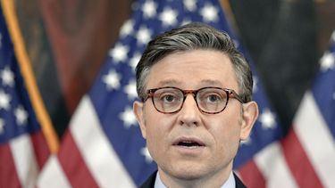 El presidente de la Cámara de Representantes, el republicano Mike Johnson, durante un evento por motivo de Hanukkah en el Capitolio federal, el martes 17 de diciembre de 2024, en Washington. (AP Foto/Mariam Zuhaib)