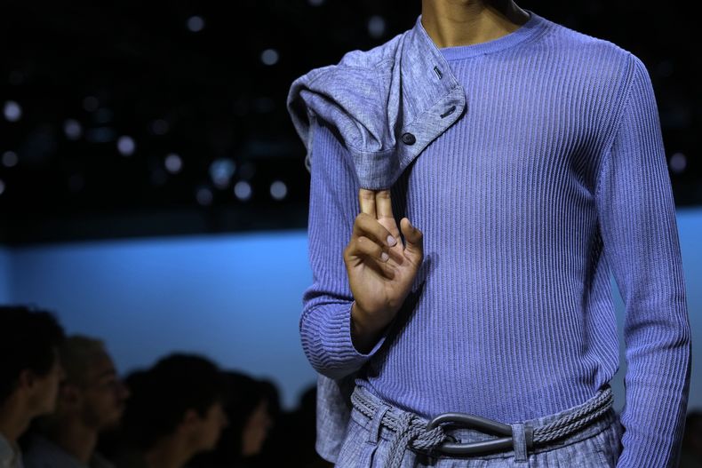 Un modelo luce una creación como parte de la colección para caballeros de Giorgio Armani Primavera-Verano 2026, que se presentó en Milán, Italia, el lunes 23 de junio de 2025. (Foto AP/Luca Bruno)