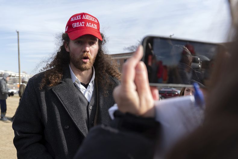 El partidario del presidente Donald Trump, Robert Morss, quien participó en los disturbios del 6 de enero de 2021 en el Capitolio, habla con los periodistas después de ser liberado de la prisión de Pittsburgh Loretto, el martes 21 de enero de 2025, en Washington. Morse fue liberado después de 3 años y medio en prisión, un dia después de que Trump juramentó como presidente. (AP Foto/José Luis Magaña)