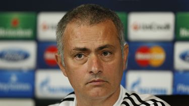 americateve | El DT de Chelsea Jos&eacute; Mourinho durante una conferencia de prensa en el centro de entrenamiento de Cobham, Inglaterra, el martes 10 de diciembre del 2013. Chelsea juega el 11 con Steaue Bucarest en la Liga de Campeones. (AP Foto/Sang Tan)