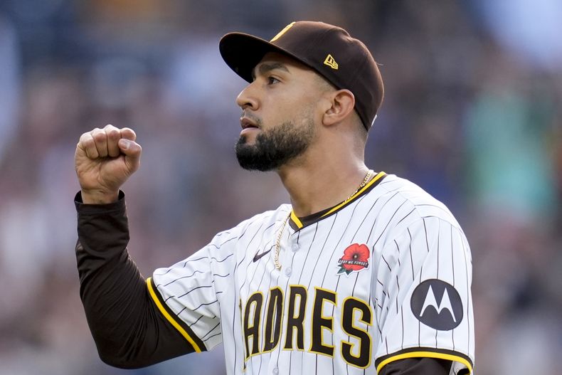 El lanzador relevista de los Padres de San Diego, Robert Suárez, celebra después de que los Padres derrotaron 2-1 a los Marlins de Miami en un juego de béisbol el lunes 27 de mayo de 2024, en San Diego. (AP Foto/Gregory Bull)