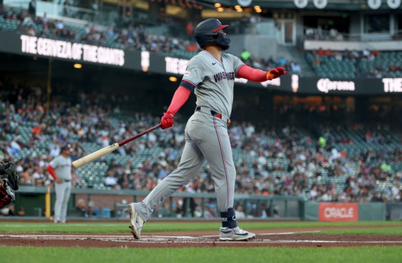 Luis García Jr., de los Nacionales de Washington, observa su jonrón de dos carreras durante la primera entrada de un partido de béisbol contra los Gigantes de San Francisco, en San Francisco, el martes 9 de junio de 2026. (Foto AP/Jed Jacobsohn)