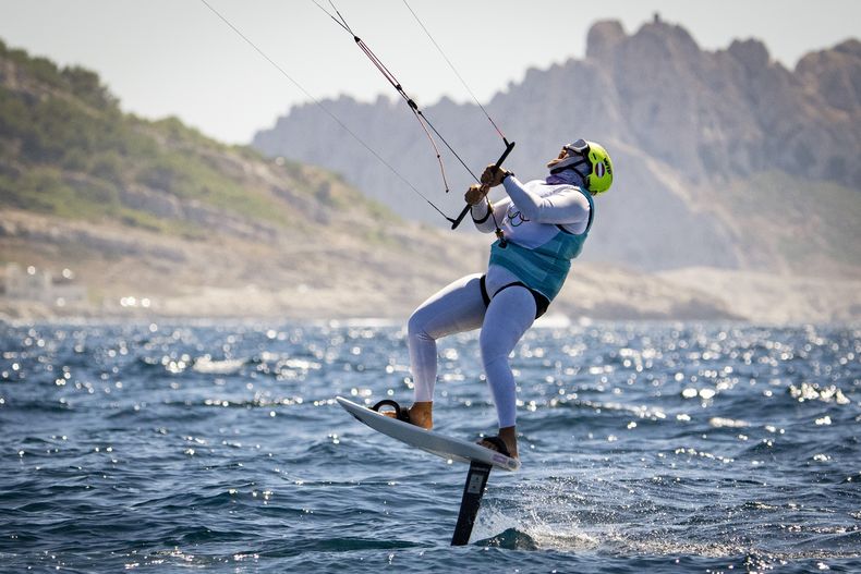 El austríaco Valentin Bontus festeja tras ganar el oro olímpico en kite, nueva prueba de la vela, el viernes 9 de agosto de 2024, en Marsella, Francia (AP Foto/Jacquelyn Martin)