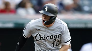 Romy González, de los Medias Blancas de Chicago, celebra al recorrer las bases tras conectar un jonrón ante los Guardianes de Cleveland, el martes 23 de mayo de 2023 (AP Foto/Ron Schwane)