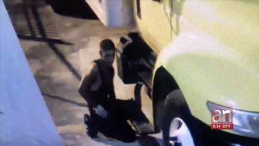 policia de miami busca a un ladron que robo baterias de camiones valoradas en $4,800