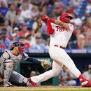Hall y Hoskins jonronean; Filis ganan 5-3 a Cardenales