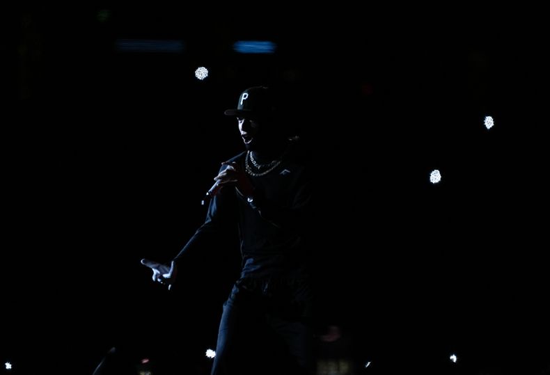 El cantante mexicano Peso Pluma en su concierto en el segundo día del festival Arre en la Ciudad de México el 11 de septiembre de 2023. (Foto AP/Fernando Llano)