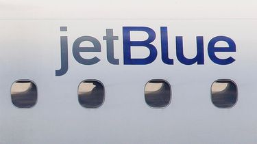 El logo de JetBlue en uno de sus aviones, en el Aeropuerto Internacional Logan de Boston, el 20 de enero del 2011. (AP foto/Stephan Savoia)
