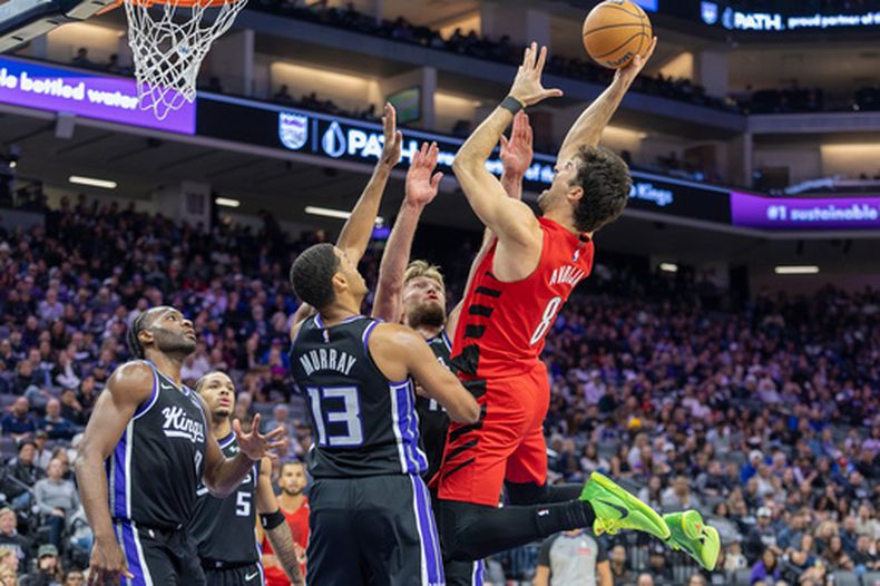 Deni Avdija, de los Trail Blazers de Portland, salta para disparar frente a Keegan Murray, de los Kings de Sacramento, el viernes 23 de octubre de 2026 (AP Foto/Sara Nevis)