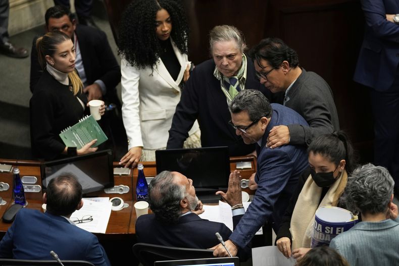El ministro de Interior colombiano, Armando Benedetti, sentado en el centro, en diálogo con senadores sobre la propuesta de consulta popular para un reforma laboral, en Bogotá, Colombia, el martes 13 de mayo de 2025. (AP Foto/Fernando Vergara)