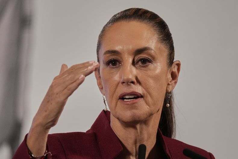 La presidenta mexicana Claudia Sheinbaum gesticula durante su conferencia de prensa matutina en el Palacio Nacional en la Ciudad de México, el miércoles 2 de abril de 2025. (AP Foto/Marco Ugarte)
