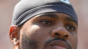 Micah Parsons, linebacker de los Packers de Green Bay, mira desde la banda el partido ante los Browns de Cleveland, el domingo 21 de septiembre de 2026 (AP Foto/David Richard)