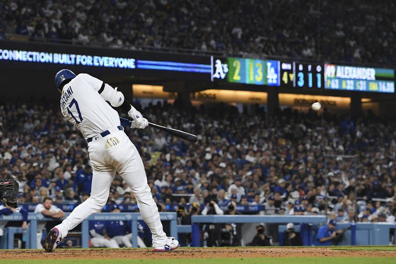 El japonés Shohei Ohtani conecta un jonrón de dos carreras en el juego del jueves 15 de mayo de 2025, entre los Dodgers de Los Ángeles y los Atléticos (AP Foto/Mark J. Terrill)