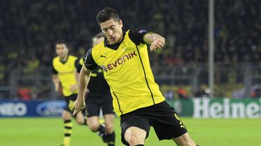 americateve | En esta fotograf&iacute;a tomada el 6 de noviembre de 2013, Robert Lewandowski juega para el Borussia Dortmund durante un partido por la Liga de Campeones contra el Arsenal en Alemania. Bayern Munich fich&oacute; a Robert Lewandowski el s&aacute;bado 4 de