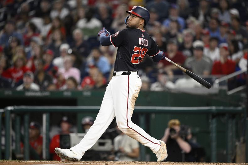 James Wood, de los Nacionales de Washington, conecta un jonrón de dos carreras en el juego ante los Marlins de Miami, el martes 2 de septiembre de 2025 (AP Foto/Nick Wass)