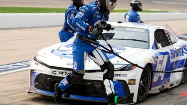 Un miembro del equipo salta frente al auto de Ty Gibbs durante una parada en fosos en una carrera de la Nysted NASCAR Cup Series, el domingo 9 de agosto de 2026, en Iowa Speedway en Newton, Iowa. (Foto AP/Charlie Neibergall)