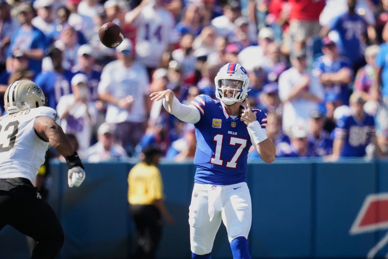 Josh Allen (17), quarterback de los Bills de Buffalo, lanza un pase en la primera mitad del partido de la NFL en contra de los Saints de Nueva Orleans, el domingo 28 de septiembre de 2025, en Orchard Park, Nueva York. (AP Foto/Sue Ogrocki)