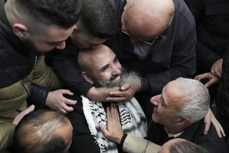 El prisionero palestino Waddeh Bazrah, de 43 años, es recibido el sábado 15 de febrero de 2025, en Ramala, Cisjordania, luego de haber sido liberado de una prisión israelí tras un acuerdo de cese del fuego entre Israel y Hamás. (AP Foto/Mahmoud Illean)