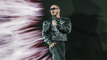 ARCHIVO - J Balvin durante su presentación en el segundo fin de semana del Festival de Música y Arte de Coachella el domingo 21 de abril de 2024, en Empire Polo Club en Indio, California. Balvin lanzará su álbum Rayo el 9 de agosto de 2024. (Foto Amy Harris/Invision/AP)