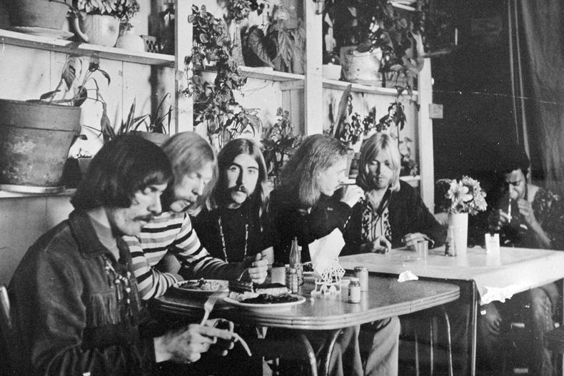 ARCHIVO - En esta fotografía sin fecha los integrantes de the Allman Brothers Band, de izquierda a derecha, Dickey Betts, Duane Allman, Berry Oakley, Butch Trucks, Gregg Allman y Jai Johanny Jaimoe Johanson, comen en el restaurnate H&H en Macon, Georgia. Betts guitarrista legendario y cofundador de Allman Brothers Band y autor de su éxito Ramblin Man, falleció el jueves 18 de abril de 2024. Tenía 80 años. (The Macon Telegraph vía AP, archivo)