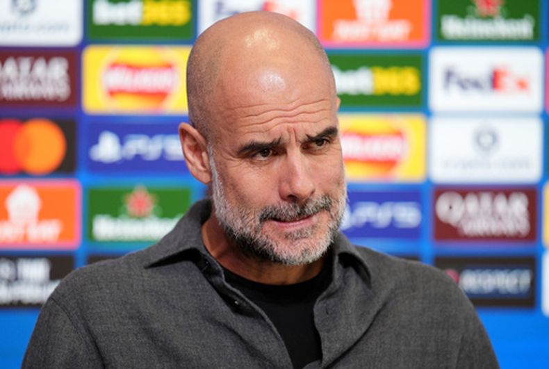 El técnico Pep Guardiola del Manchester City durante una rueda de prensa, el lunes 16 de marzo de 2026, previo al duelo contra Real Madrid en los octavos de final de la Liga de Campeones. (Martin Rickett/PA vía AP)