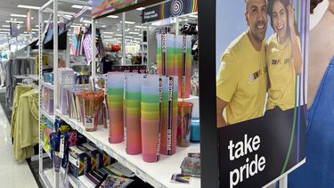 ARCHIVO - Artículos del mes del Orgullo de la comunidad LGBTQ+ en una tienda de Target, el 4 de mayo de 2023, en Nashville, Tennessee. (AP Foto/George Walker IV, Archivo)
