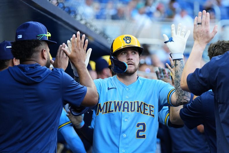 Brice Turang de los Cerveceros de Milwaukee es felicitado en el dugout tras su jonrón de dos carreras en la quinta entrada ante los Marlins de Miami el sábado 18 de abril del 2026. (AP Foto/Lynne Sladky)