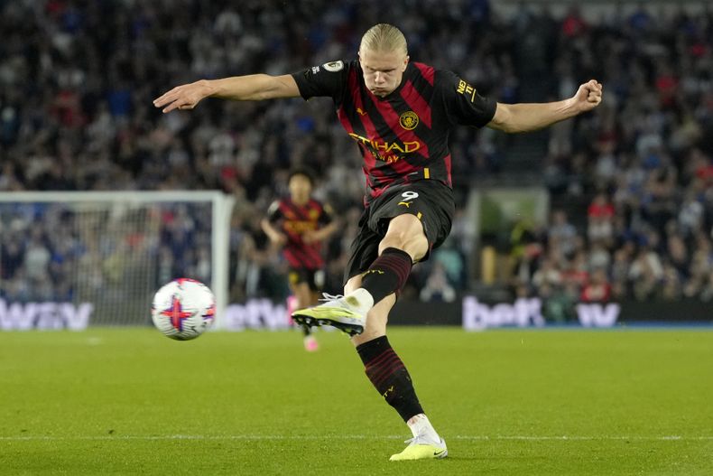Erling Haaland, del Manchester City, dispara a gol durante el partido de fútbol de la Liga Premier entre Brighton and Hove Albion y Manchester City en el estadio AMEX, en Brighton, Inglaterra, el miércoles 24 de mayo de 2023. (AP Foto/Kirsty Wigglesworth)
