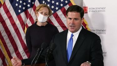 gobierno de biden se enfrenta al de arizona por mascarillas