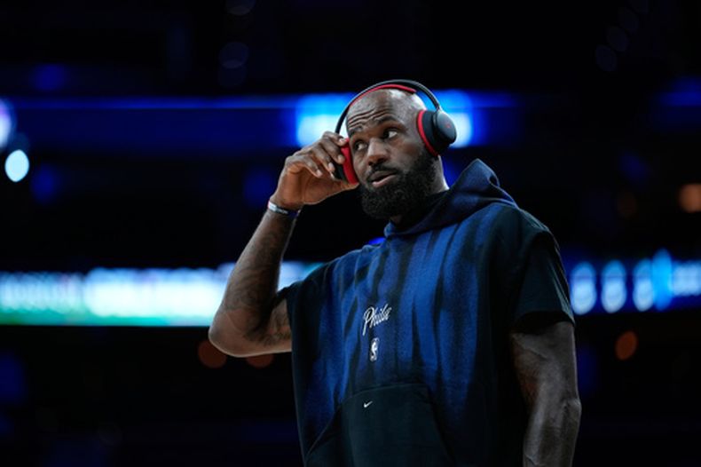 LeBron James de los 76ers de Filadelfia previo a un juego de pretemporada contra los Celtics de Boston, el viernes 16 de octubre de 2026, en Filadelfia. (AP Foto/Matt Slocum)