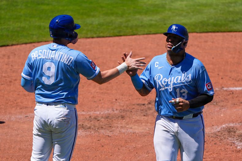 El venezolano Salvador Pérez de los Reales de Kansas City festeja con Vinnie Pasquantino tras anotar en la quinta entrada ante los Marineros de Seattle el domingo 24 de mayo del 2026. (AP Foto/Charlie Riedel)