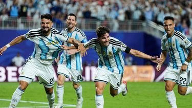 Los argentinos Julián Álvarez (9), José Manuel López (21), Lionel Messi (10) y Lautaro Martínez celebran el segundo gol de Argentina en la victoria 3-1 ante Suiza en los cuartos de final del Mundial, el sábado 11 de julio de 2026, en Kansas City, Missouri. (AP Foto/Charlie Riedel)