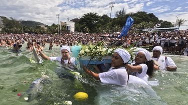 Participantes del festival en honor de la diosa Yemanjá en la playa Arpoador en Rio de Janeiro, Brasil, el 2 de febrero del 2025. (AP foto/Bruna Prado)