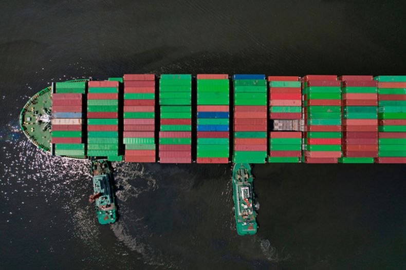 ARCHIVO - Remolcadoras asisten a un buque portacontenedores antes de atracar en la Terminal Internacional de Contenedores de Manila, en la capital de Filipinas, el 8 de abril de 2025. (AP Foto/Aaron Favila, Archivo)