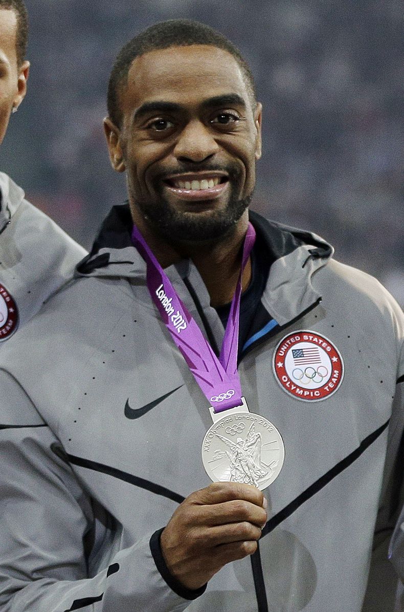 El velocista estadounidense Tyson Gay muestra su medalla de plata en el relevo 4x100 en los Juegos Ol&iacute;mpicos de Londres el 11 de agosto de 2012. Gay acept&oacute; una suspensi&oacute;n de un a&ntilde;o por dopaje el 2 de mayo de 2014. (AP Photo/Mat